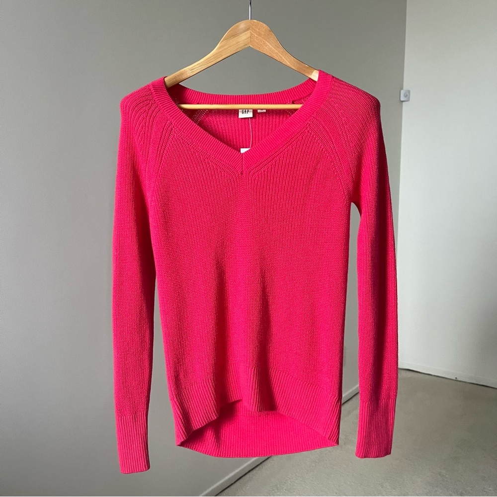 Gap NWT Size XS Bright Pink V-neck Sweater